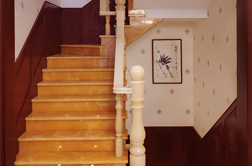 木棠镇中式别墅室内汉白玉石楼梯的定制安装装饰效果